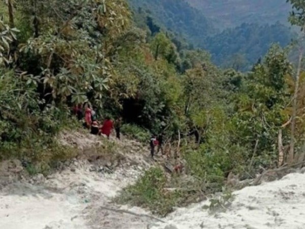 Xe tải lao xuống vực sâu khiến 2 người thương vong