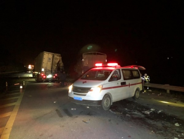 Xe đầu kéo tông đuôi container, tài xế nhập viện