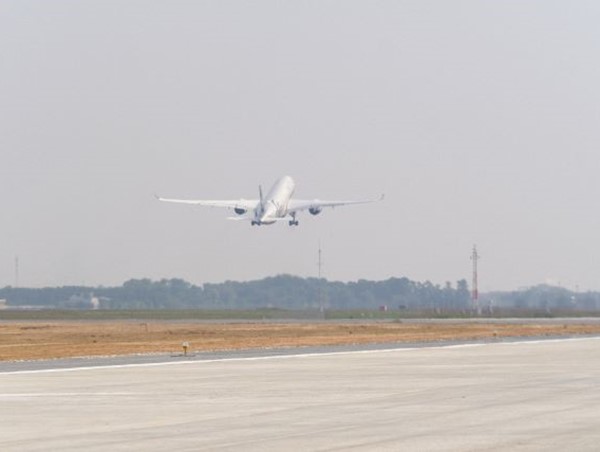 Công trường sửa đường băng Sân bay Nội Bài ngày cuối cùng năm 2020