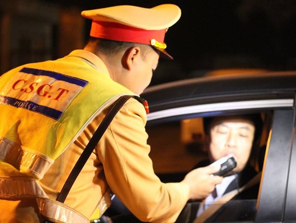 Vừa muốn uống rượu bia vừa muốn lái xe là đòi hỏi vô lý