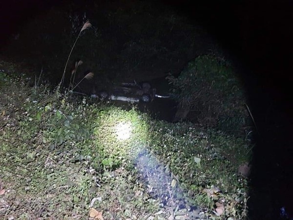 Xe bán tải lao xuống mương ngày đầu năm 2021, 6 người thương vong