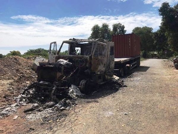 Xe container cháy rụi trong đêm, tài xế may mắn chạy thoát thân