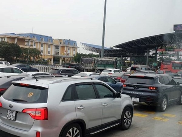 Phương tiện đổ dồn lên các cao tốc, nhiều trạm BOT phải cho lưu thông hỗn hợp ở làn không dừng