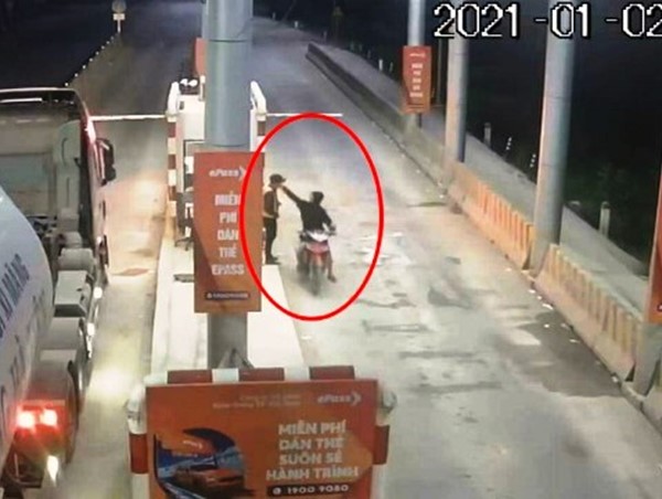 Nhân viên BOT Ninh Xuân bị đâm thấu ngực ngay tại trạm thu phí