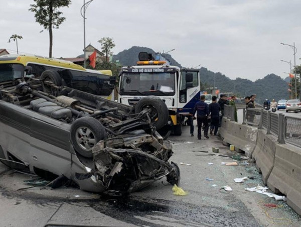 Quảng Ninh: Ô tô đâm dải phân cách khiến 4 người bị thương