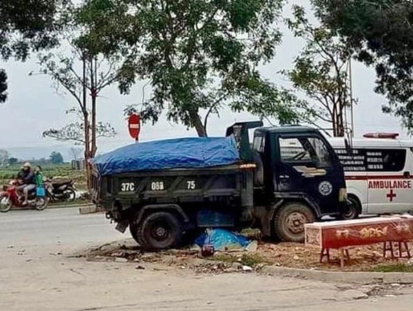 Tai nạn giao thông mới nhất hôm nay ngày 3/1: Va chạm với xe tải, 2 nữ sinh đi xe đạp điện tử vong