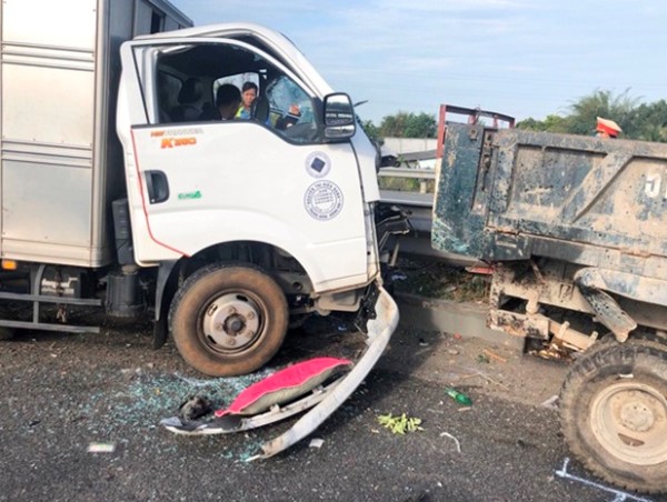 Hai vụ tai nạn liên tiếp khiến cao tốc TP Hồ Chí Minh – Trung Lương bị tê liệt