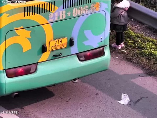 Xe khách che biển số dừng đỗ trên cao tốc Nội Bài - Lào Cai