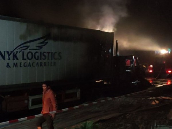 Xe container bất ngờ bốc cháy dữ dội trên đường Hồ Chí Minh