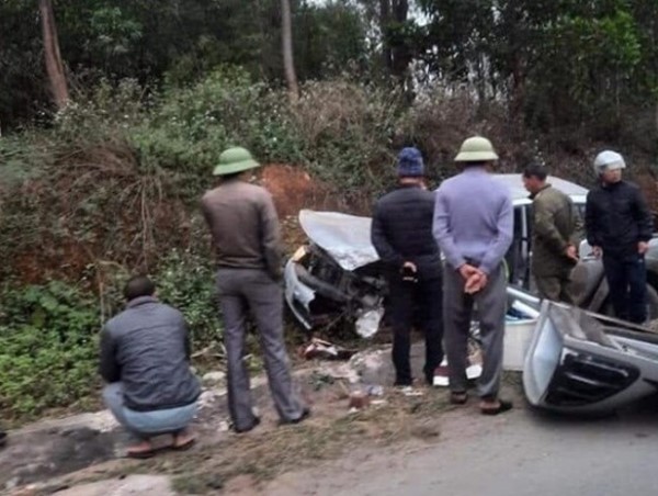 Tài xế ô tô bán tải nguy kịch sau cú tông trực diện với xe tải chở đá