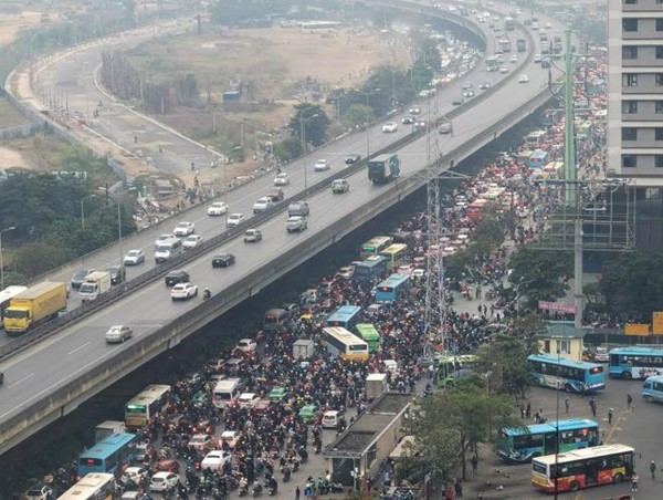 Hà Nội: Đường Phạm Hùng ùn tắc trong sáng 6/1