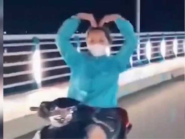 Thả tay lái để “múa quạt” trên cầu, cô gái bị phạt 7,4 triệu đồng
