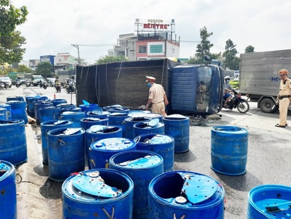 Dân giúp tài xế xe tải gom hàng tấn cá lóc đổ xuống đường