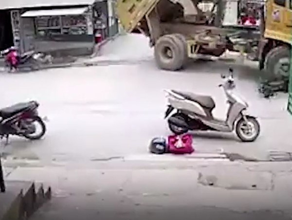 Xe ben trôi dốc khiến nhiều người hoảng hốt "bỏ của chạy lấy người"