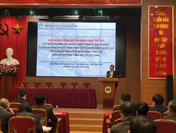 Bàn giao chỉ giới đường đỏ tuyến đường phát triển phía Tây Nam huyện Quốc Oai