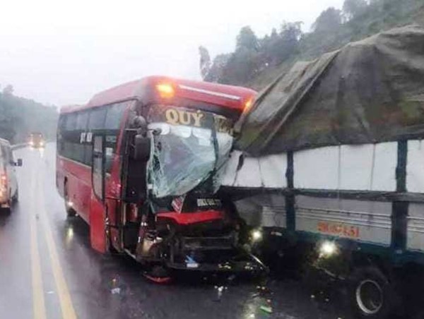 Xe khách bẹp đầu sau khi đâm xe tải, tài xế mắc kẹt trong ca bin