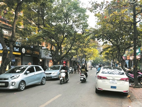 [Điểm nóng giao thông] Ô tô chiếm dụng lòng đường phố Quỳnh Mai