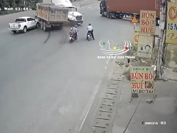 Tài xế xe ben bẻ lái cực gắt