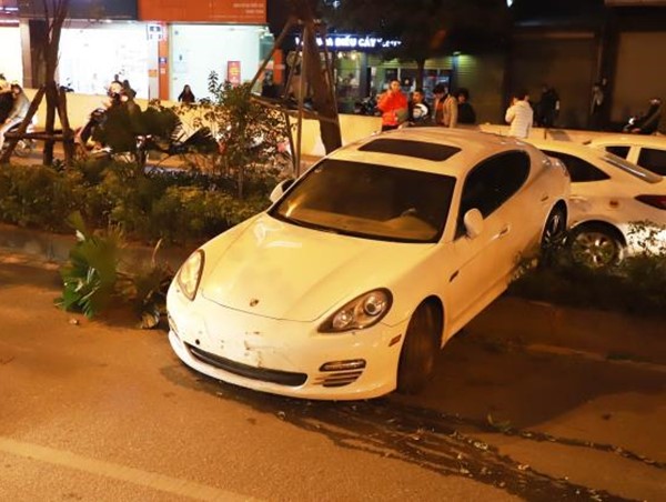 Hà Nội: Xe Porsche mất lái, tông đổ nhiều cây xanh, nghi do tài xế đột quỵ