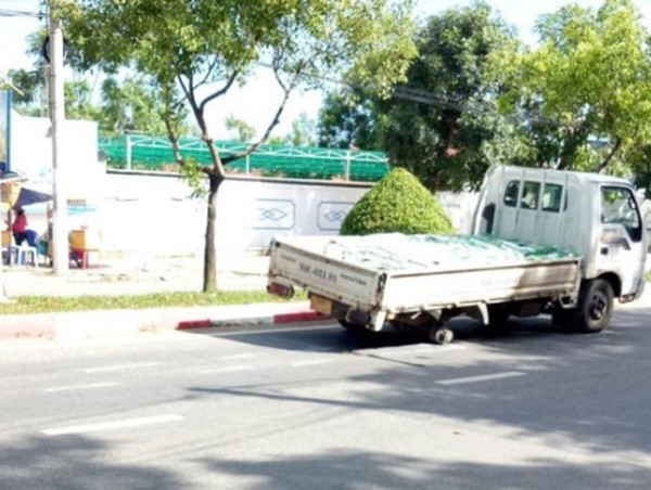 Tai nạn giao thông mới nhất hôm nay 7/1: Xe tải đang chạy văng bánh khiến người phụ nữ gãy chân