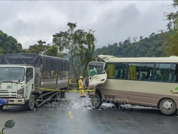 Va chạm giữa xe khách và xe tải gây ách tắc trên Quốc lộ 279