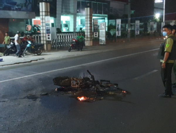 Sau va chạm, hai xe máy bốc cháy, ba người trọng thương