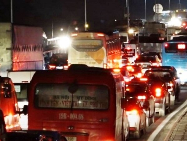 Cầu Thăng Long vừa thông xe đã tắc do nhiều xe quay đầu ở giữa cầu