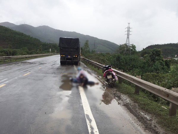 Trên đường chở vợ con về quê, người đàn ông bị container cán tử vong