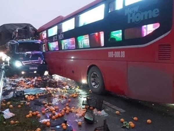 Tai nạn giao thông mới nhất hôm nay 8/1: Xe khách lấn làn đâm trực diện xe tải