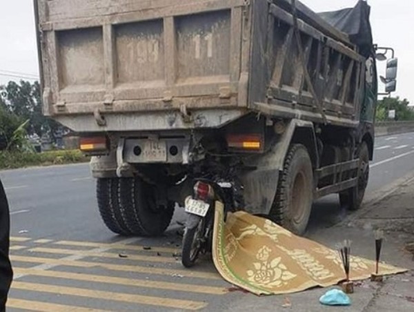 Xe máy chở 3 đâm vào đuôi xe ben, 3 người thương vong