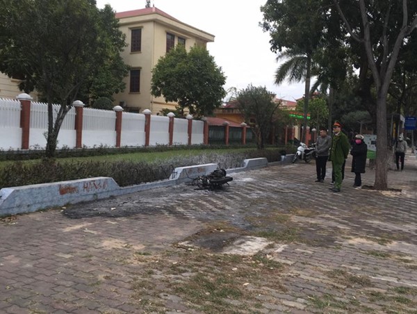 Đang điều tra, xử lý đối tượng vi phạm giao thông, châm lửa đốt xe máy