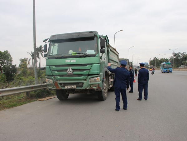 2 xe quá tải lăm le lên cầu Thăng Long ngay sau lễ thông xe