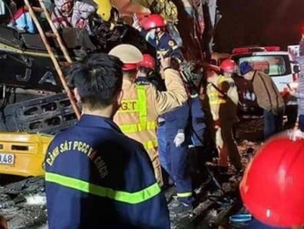 Xe tải đấu đầu trên quốc lộ 10