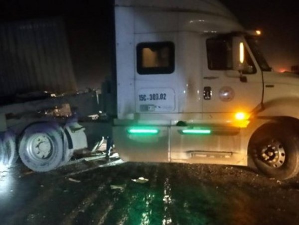 Xe đầu kéo chắn ngang đường sau tai nạn ở Hòa Bình