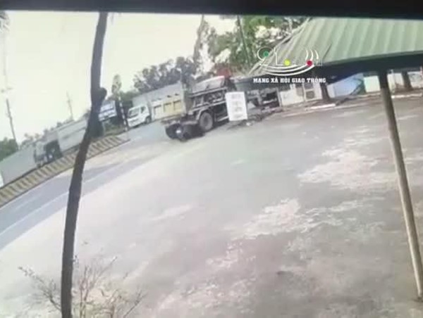 Xe máy kẹp 3 lao vào đuôi xe tải ở Hải Phòng