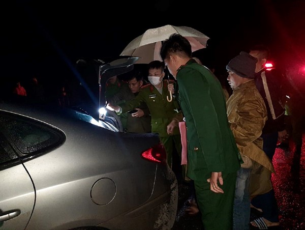  Bắt đối tượng vận chuyển pháo lậu bằng ô tô trong đêm tối