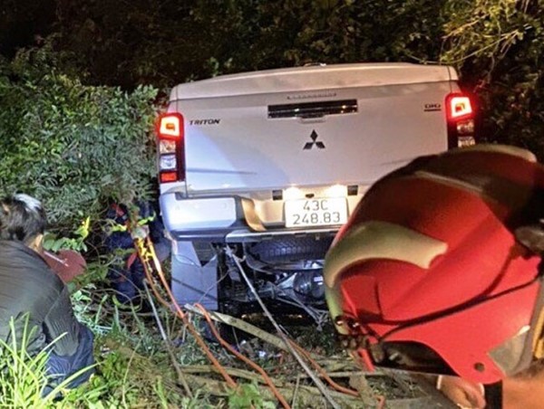 Ô tô lao xuống vực, hai người thoát nạn