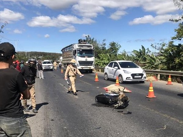 Xe máy va chạm xe tải khiến một người tử vong