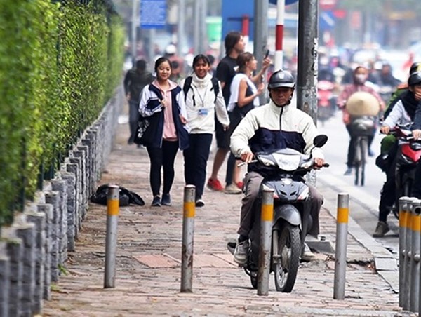 Xử phạt đi xe trên vỉa hè: Chế tài đã có, nhưng vi phạm vẫn tồn tại