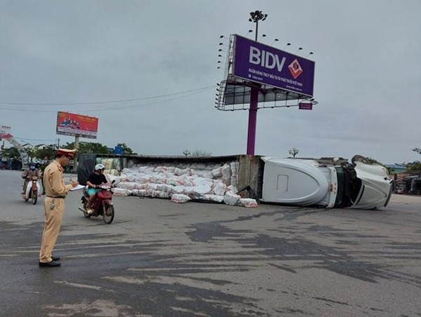 Xe đầu kéo lật ngang khi qua vòng xoay