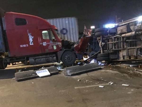 Xe container tông lật xe tải khi đang gặp sự cố