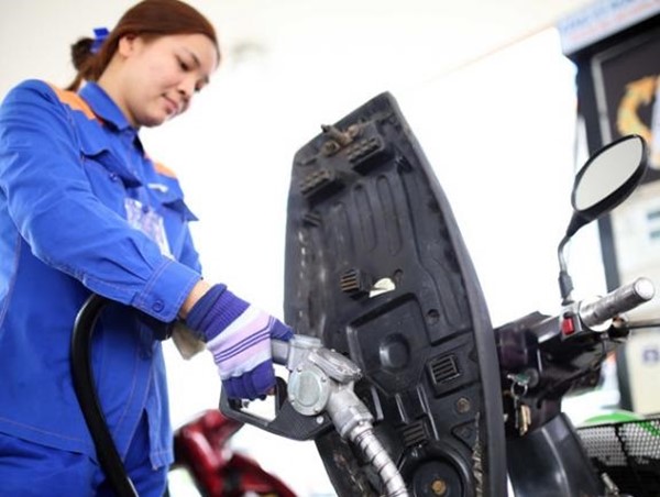 Xăng E5 RON 92 tăng 430 đồng/lít từ 15 giờ hôm nay