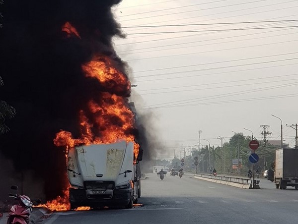 Quảng Ninh: Xe container bất ngờ bốc cháy dữ dội trên đường