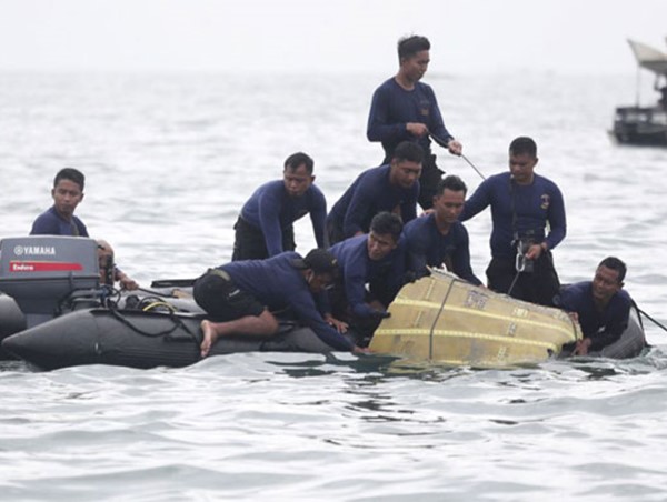Indonesia huy động gần 4.000 người tham gia cứu hộ vụ máy bay rơi