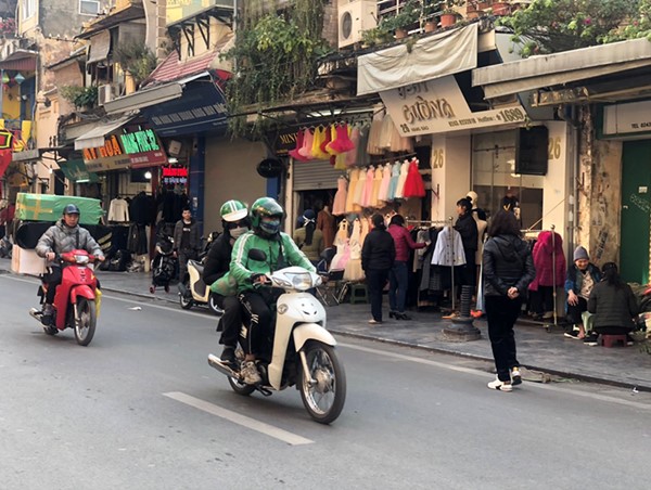 Tài xế xe công nghệ, shipper vẫn "lăn xả" trên khắp đường phố Hà Nội trong giá rét