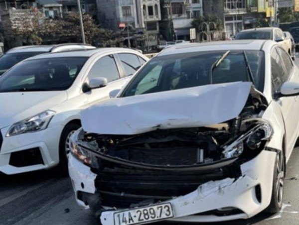 Hai ô tô va chạm, cầu Bãi Cháy ùn tắc cả giờ đồng hồ