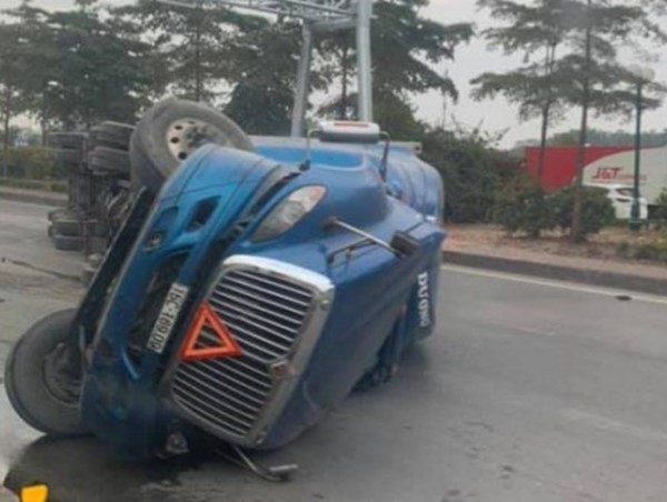 Tai nạn giao thông mới nhất hôm nay 12/1: Xe container lật, choán kín một chiều Quốc lộ 5