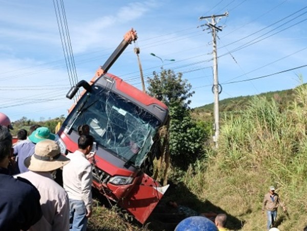 Xe khách lật nhào trên cao tốc, nhiều hành khách hoảng loạn