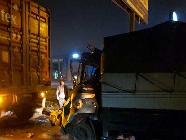 Đâm vào đuôi xe container đỗ ven đường khiến tài xế xe tải tử vong