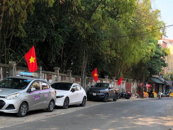 [Điểm nóng giao thông] Ô tô chiếm dụng lòng, lề đường Phúc Diễn